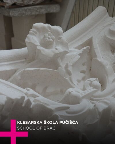 Menschliche Fertigkeiten und moderne Techniken werden im Projekt der Klesarska Škola Pučišća  (Steinmetzschule) von der Insel Brač in Kroatien zusammengeführt.