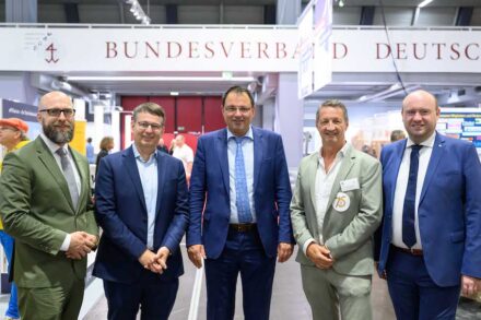Eröffnung der Stone-tec 2024: (v.l.n.r.) Thilo Könicke, Geschäftsführer AFAG, Veranstalter Stone+tec; Hermann Graser, Präsident DNV Deutscher Naturwerkstein Verband e.V.; Martin Schöffel, MdL Staatssekretär im Staatsministerium für Finanzen und Heimat; Markus Steininger, Präsident BIV Bundesverband Deutscher Steinmetze; Henning Könicke, Geschäftsführer AFAG, Veranstalter Stone+tec. Foto: AFAG/Timm Schamberger