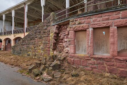 Schäden an der markanten Bekleidung der Mauern aus lokalem Sandstein. Foto: Deutsche Stiftung Denkmalschutz