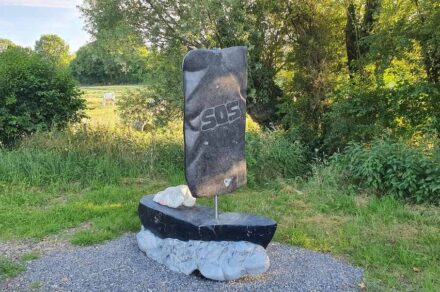 Die Skulptur „Hospitality“ von Leo Horbach, Landgraaf, Niederlande, stellt ein Boot mit einem ertrunkenen Flüchtlingsjungen dar.