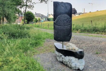 Die Skulptur „Hospitality“ von Leo Horbach, Landgraaf, Niederlande, stellt ein Boot mit einem ertrunkenen Flüchtlingsjungen dar.