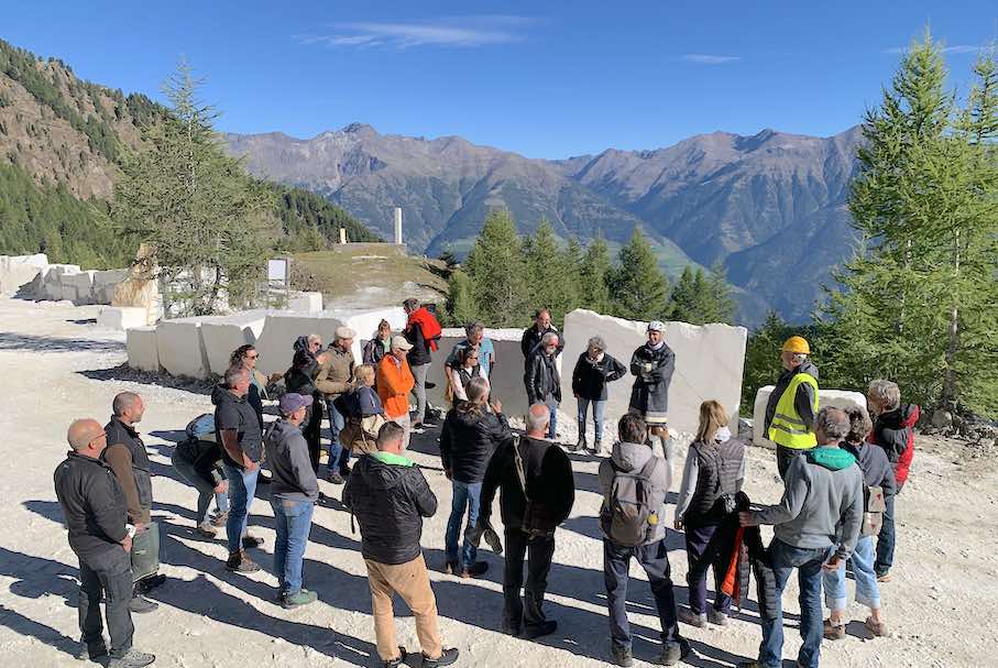 Besucher im Göflaner Marmorsteinbruch.