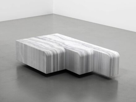 Robert Stadler: „3DPD Low Table 1“, aus Olimpo Striato Marmor. Foto: Carpenters Workshop Gallery 
