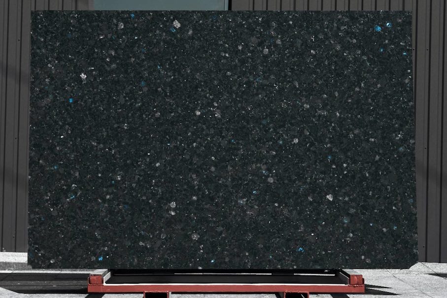 Platte aus Golovinski Labradorit: 3000 x 2000 mm.