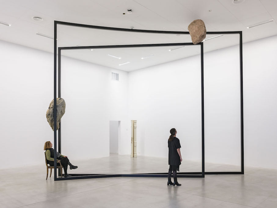 “Dusty Die,“ Alicja Kwade, M Leuven, 2025 © de kunstenaar, photo: Roman März voor M Leuven.
