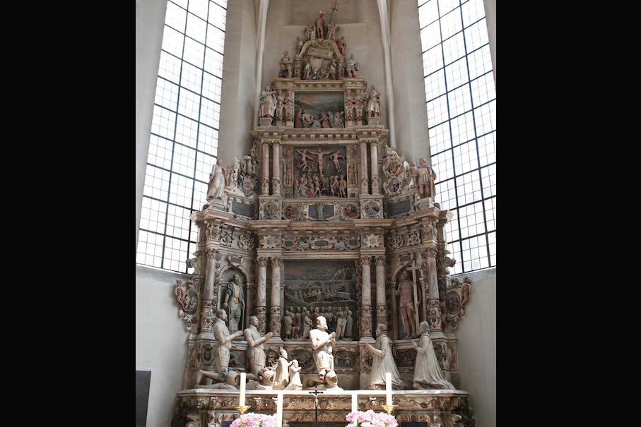 12-meter-high epitaph made of Heldburg alabaster in St. Maurice's Church, Coburg, Germany, by sculptor Nikolaus Bergner, 1596/1598. Photo: Störfix / Wikimedia Commons
