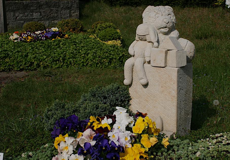 Begräbnis, Grabmal und Friedhof sind Rituale beziehungsweise Orte, um Schicksalsschläge und Trauer zu bewältigen.