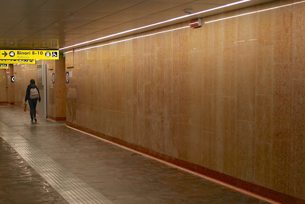 Train station Porta Nuova, Verona: access to the tracks.