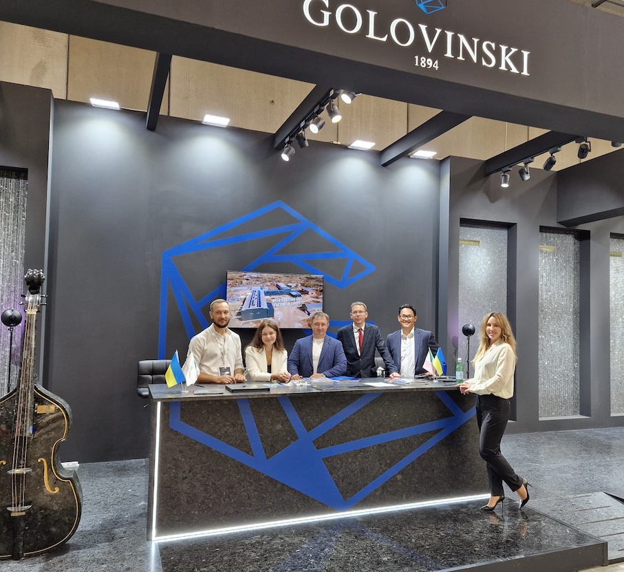 Das Golovinski-Team auf der Marmomac 2025. Dritter von links: Unternehmenschef Alexandr Somak, sechste von links: Marketingdirektorin Maria Sitak.