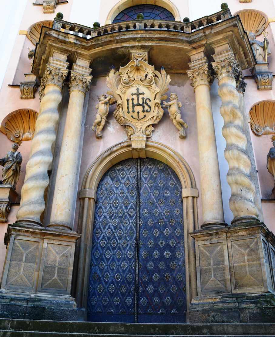 Olomouc, Sandsteinportal Jesuitenkirche Maria Schnee. Die Portalsäulen und weitere Bauwerksteile bestehen aus Moletiner Sandstein (maletínský pískovec), ein in Mähren häufiger Werkstein. Quelle: Scotch Mist / Wikimedia Commons