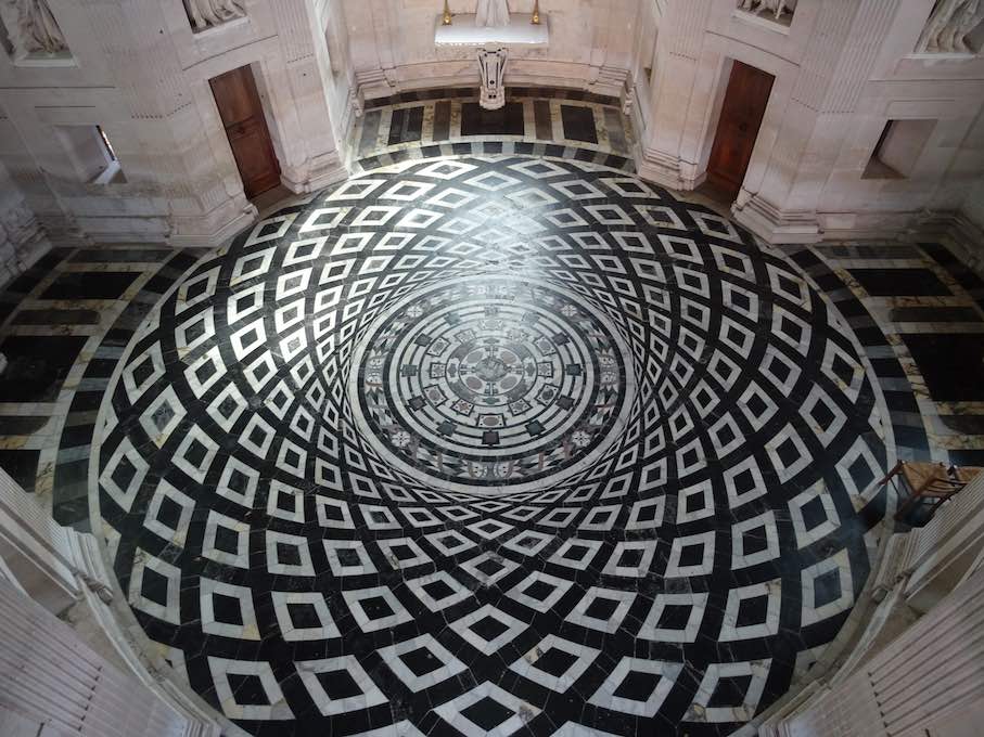 Boden in der Kapelle im Schloss von Anet, um 1552, Architekt Philibert Delorme (1514 – 1570). Der Boden spiegelt exakt die Geometrie der Decke wider.