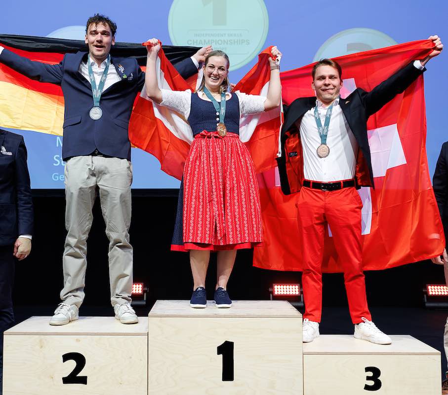 Siegerehrung bei den Steinmetzen in Salzburg: Gold für die Österreicherin Juliana Hain, Silber für Malte Straub aus Deutschland und Bronze für Tobias Hörler aus der Schweiz.
Foto: SkillsAustria