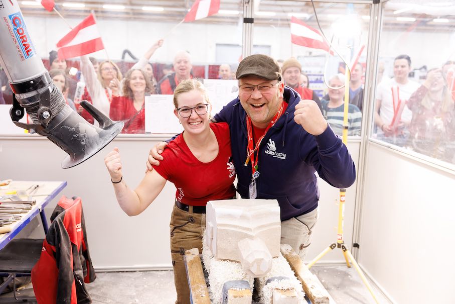 Goldmedaillen-Gewinnerin Juliana Hain und Experte Bernhard Hasenöhrl. Foto: SkillsAustria