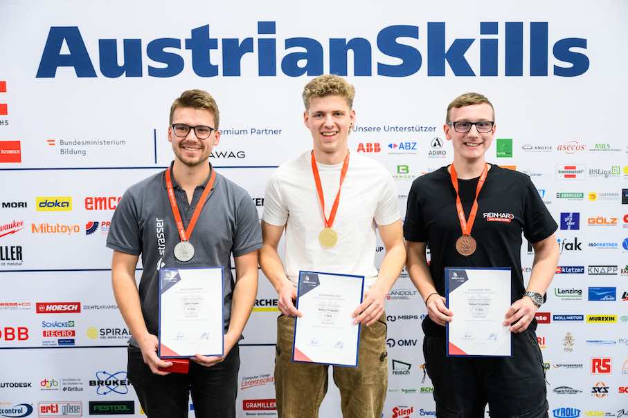 Bei der österreichischen Staatsmeisterschaft gewann Markus Pongruber Gold (Betrieb: Helmut Moser Steinmetzmeister GmbH & Co KG), Silber ging an Julian Kasper (Strasser Steine GmbH), Bronze holte sich Roland Stögmüller (Reinhard Steinmetz & Graveur GmbH). Foto: SkillsAustria