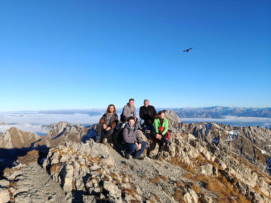 Zur Vorbereitung bei der Bärlocher AG gehörte Sightseeing: das Foto zeigt auf dem Säntis v.l.n.r. (hinten) die Schweizer Michael Egli und Tobias Hörler sowie (vorne) die Slowenen Martin Kandid, Jernej Bortolato und Sibila Leskovec. Foto: Michael Egli