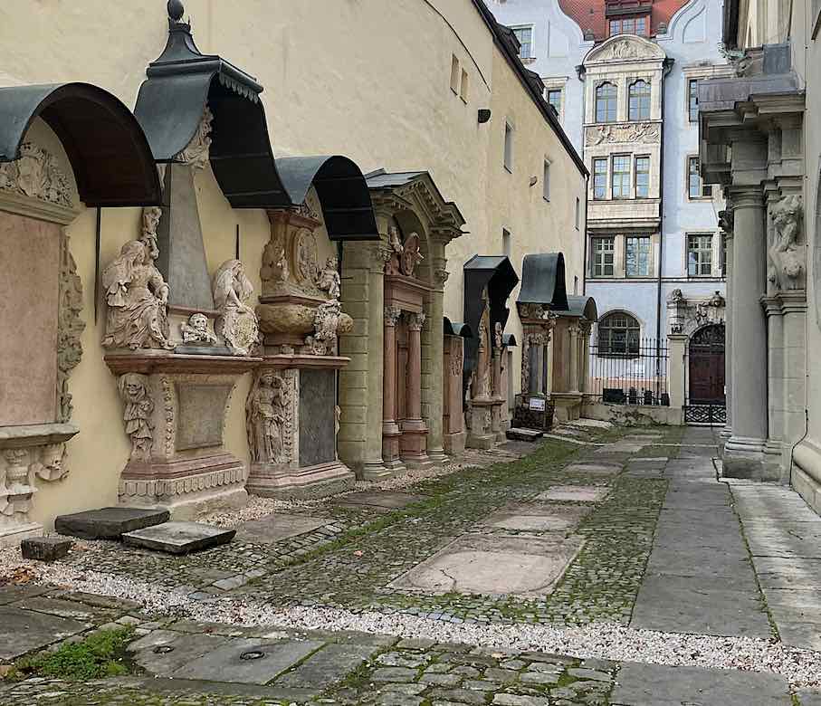 Barocke Pracht prägt die Epitaphe auf dem Gesandtenfriedhof in Regensburg.