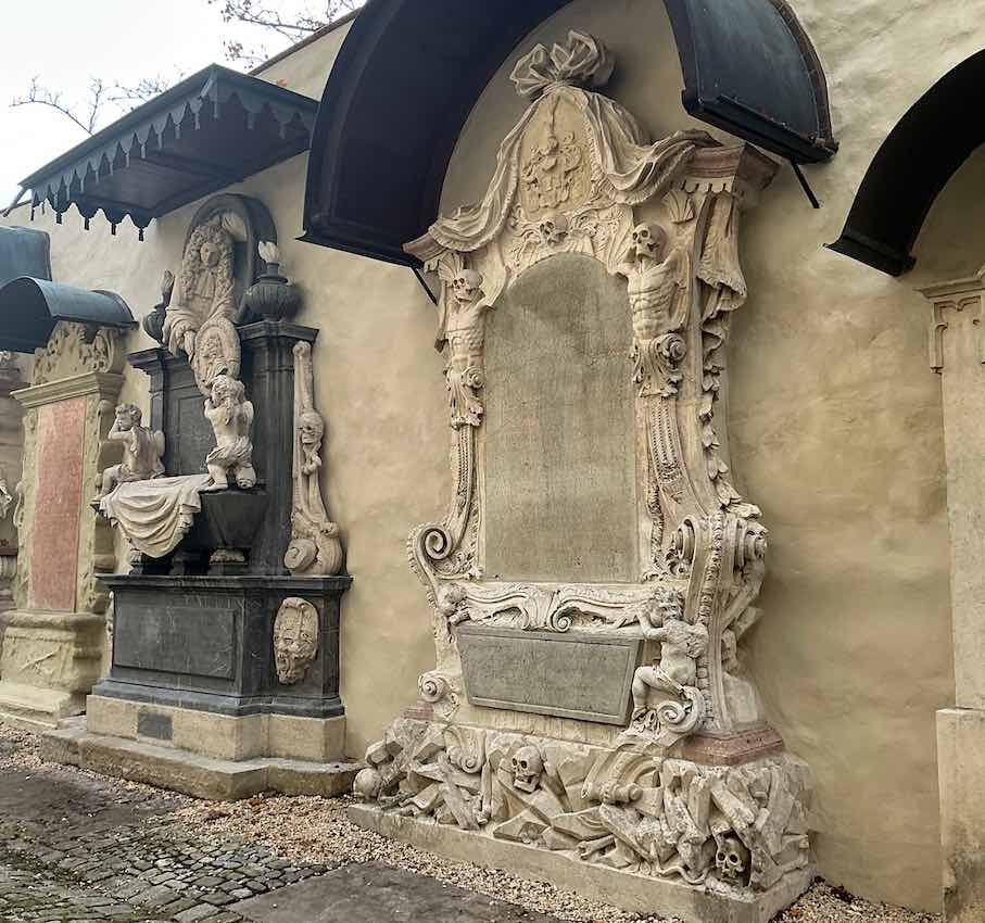 Barocke Pracht prägt die Epitaphe auf dem Gesandtenfriedhof in Regensburg.