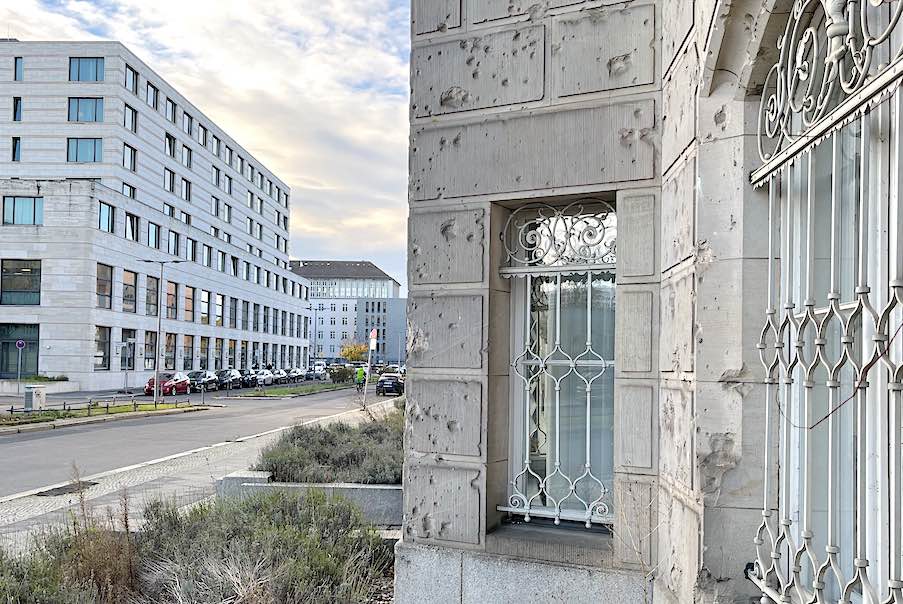 The bullet holes in the building at Sigismundstrasse 4, near the Kulturforum in Berlin-Tiergarten, have been preserved as “Wounds of memory.“ Photo: Peter Becker