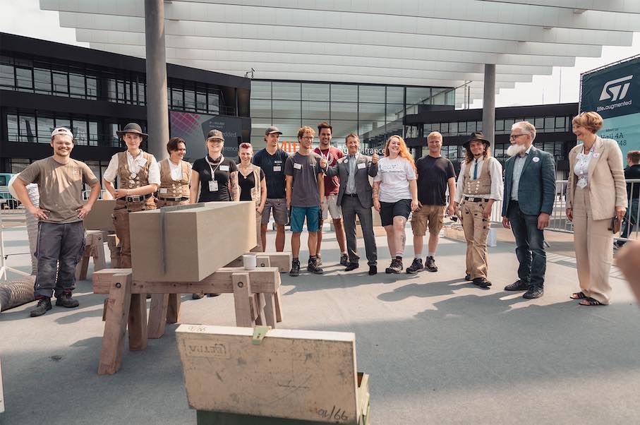 Qualifizierte Handwerker und der unternehmerische Mittelstand sind seit alters her wichtige Stützen der europäischen Gesellschaften. Unser Foto zeigt die Teilnehmer am Steinmetz-Berufswettbewerb auf der Stone+tec in Nürnberg vor zwei Jahren. Ganz rechts: Sybille Trawinski, neben ihr Stefan Lutterbeck, Landesinnungsmeister Nordrhein-Westfalen, in der Mitte Bundesinnungsmeister Markus Steininger. Die Messe wird 2026 vom 17. bis 20 Juni wieder stattfinden.