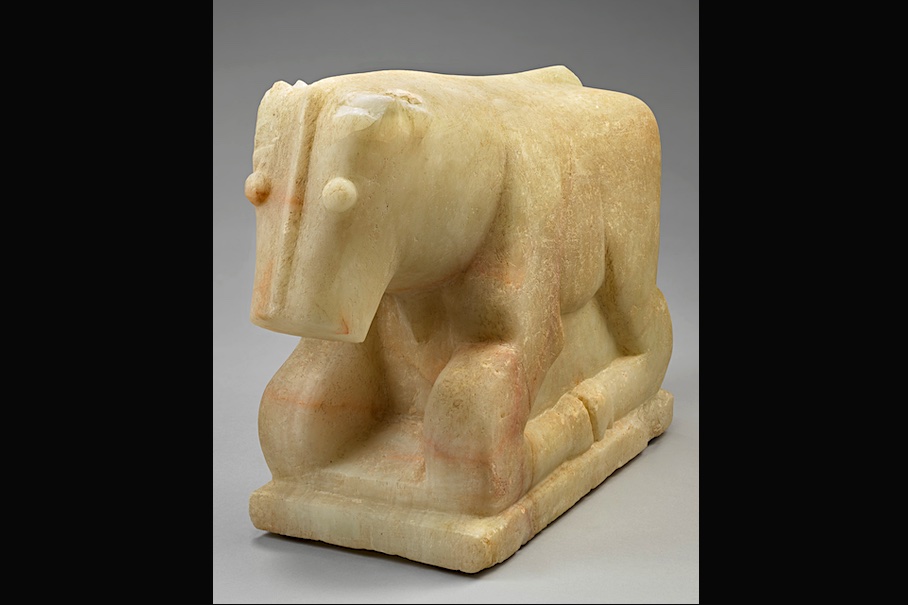 Yémen, statue of a bull, 8e s.- 7e s. av. n.è., alabaster, Marseille, Musée d’Archéologie de Marseille, en dépôt au musée du Louvre, Paris © Musée du Louvre / Raphaël Chipault