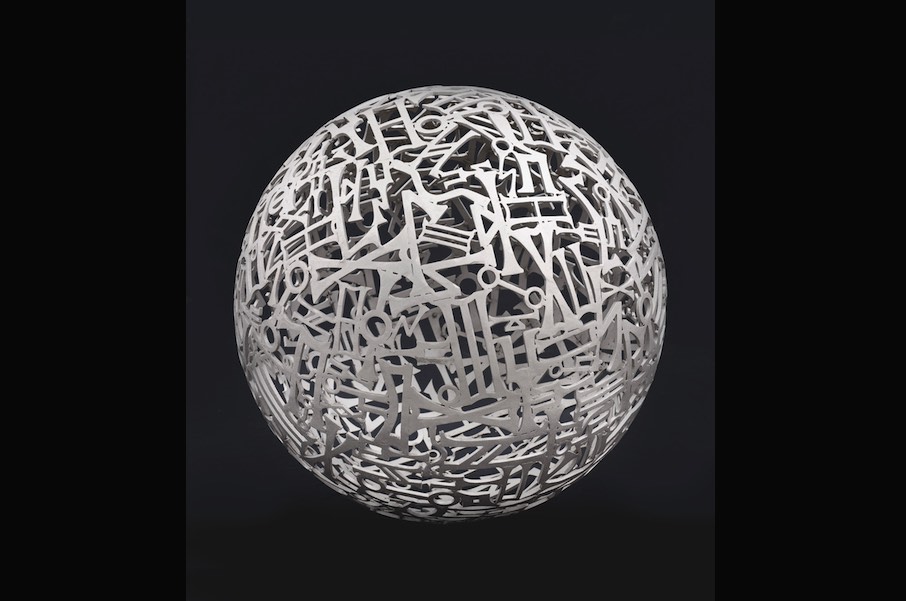 Nasser Al Aswadi: Saudi-Arabien Alphabet, 2023, sculpture in inox, Paris, musée de l’Institut du monde arabe. Photo: Nasser Al-Aswadi