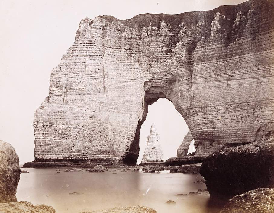 Alphonse Davanne: „N° 12 – Étretat. Die Manneporte“, um 1862. Abzug auf Albuminpapier, 23,7 x 30,2 cm (Abzug), 44 x 53,5 cm (Tafel). Bibliothèque nationale de France, Paris. Foto © Bibliothèque nationale de France