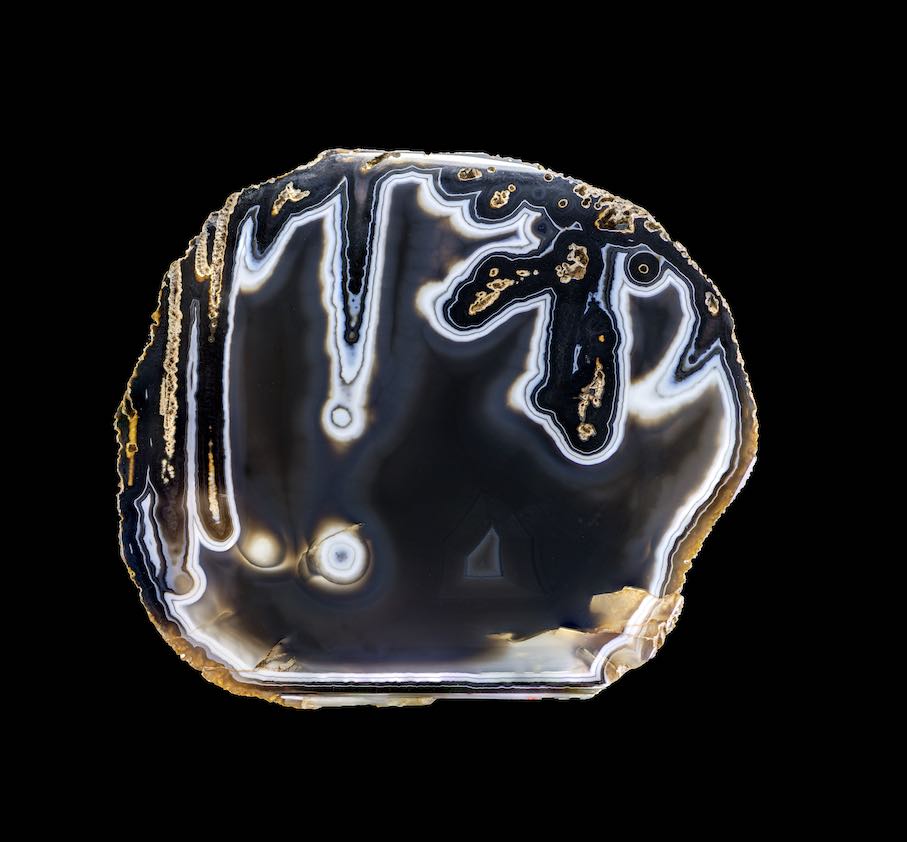 “Calligraphie“ (Calligraphy) onyx, Brazil. Paris, Muséum national d‘Histoire naturelle, mineral and gem collection. Photo: by François Farges