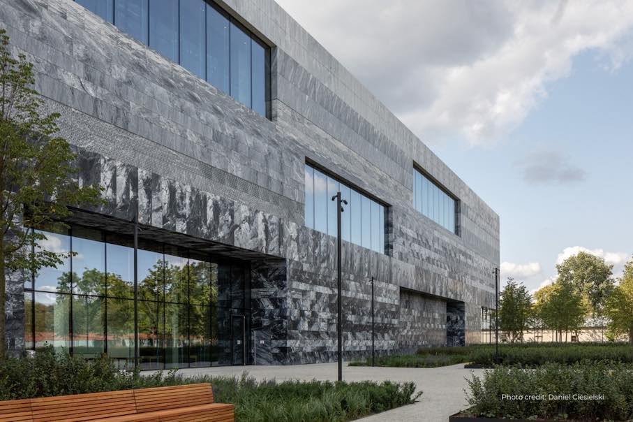 Kategorie Architektur (1): Polnisches Geschichtsmuseum, Steinarbeiten: Dimpomar.