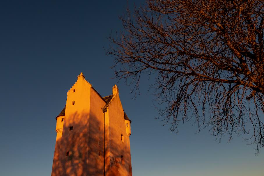 Der Fairburn Tower in Schottland.