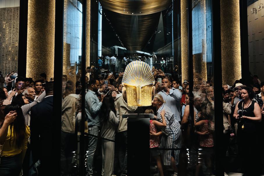 The Golden Mask, surrounded by visitors. Photo: ©Hassan Mahmoud