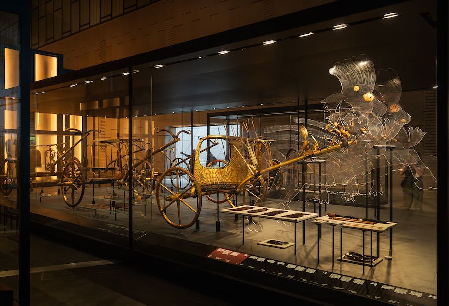 The chariots give an idea of the splendor of the ceremonies. Photo: ©Josef Sindelka