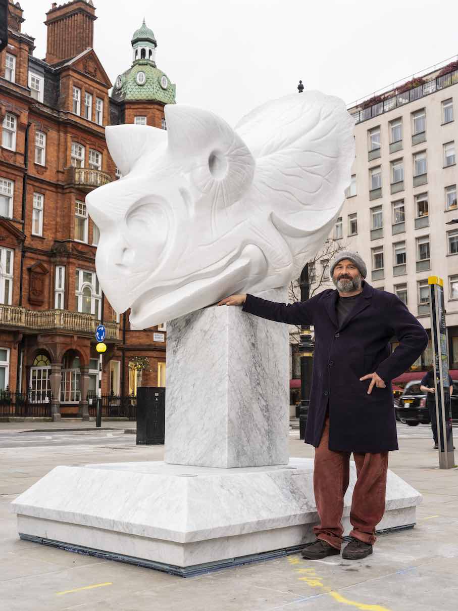 Der Künstler Paul Vanstone und sein „Carrara Triceratops Skull, 2025“. Foto: Antonio Olmos