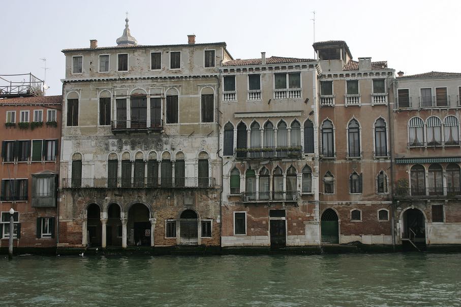 Das C’a da Mosto (Palace da Moro) 2004 vor der Restaurierung. Foto: Nino barbieri / Wikimedia Commons