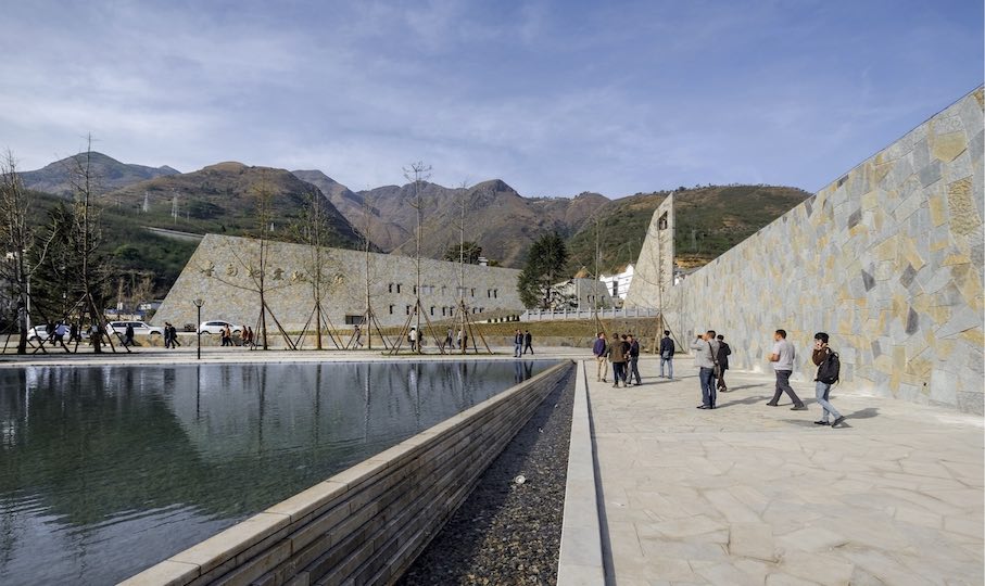 Gedenkstätte für die Opfer des Erdbebens von 2014 in der Stadt Longtoushan Town in China.