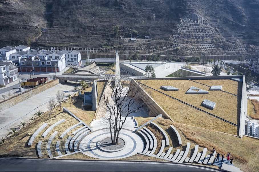 Gedenkstätte für die Opfer des Erdbebens von 2014 in der Stadt Longtoushan Town in China.