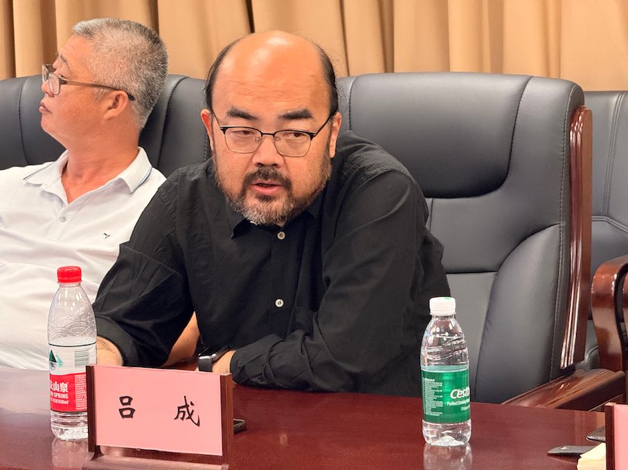 Architekt Lü Cheng bei einem Vortrag vor Architekten auf Einladung der China China Stone Materiial Association.