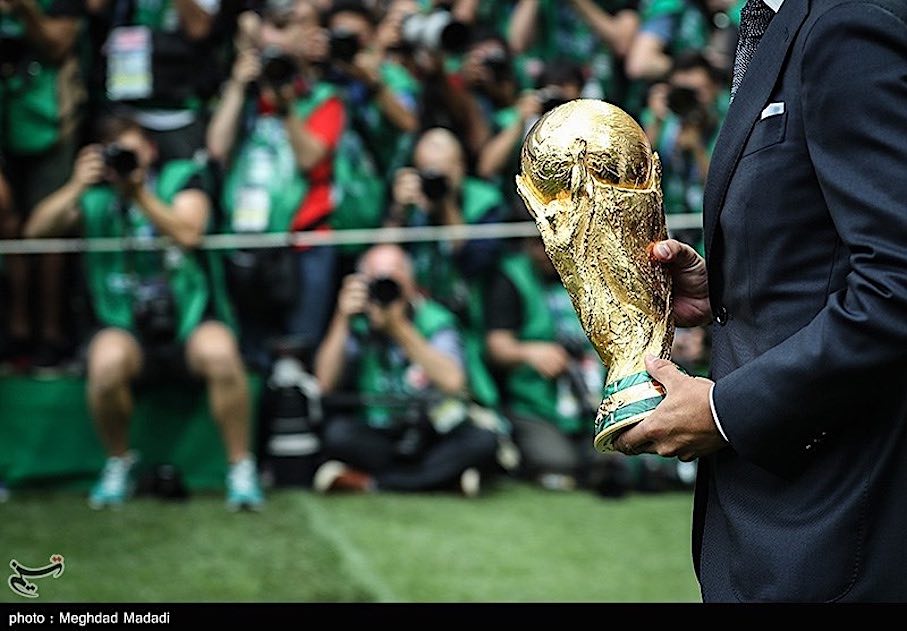 Der Fifa-Pokal. Quelle: Tasnim News / Wikipedia Commons