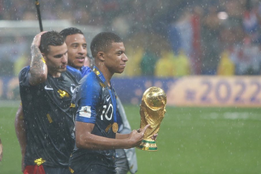 Kylian Mbappé mit der FIFA World Cup Trophy nach dem Gewinn des Endspiels am 15 Juli 2018. Quelle: Эдгар Брещанов / Wikimedia Commons
