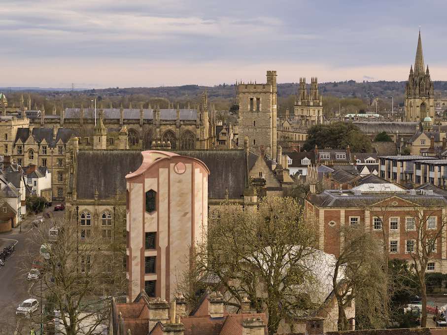 Campus des New Oxford College mit den neuen Turm im Vordergrund.