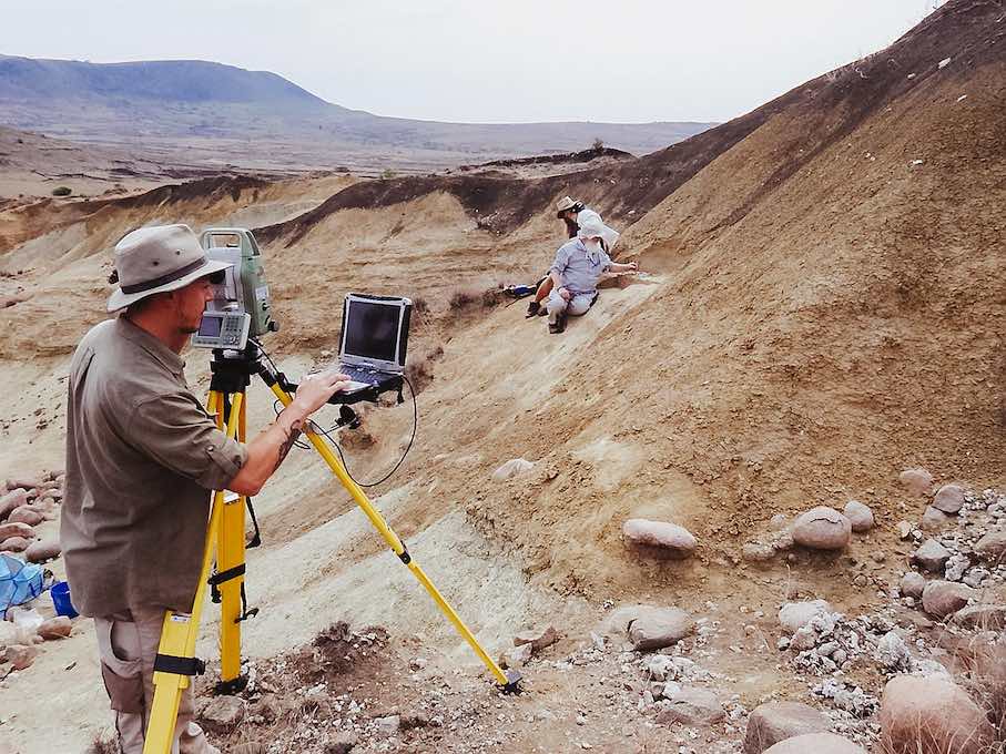 Archaeological excavations at the Jojosi 6 site in 2024. The tachymeter uses a laser to document the exact location of all the artifacts in 3D. Quelle: University of Tübingen / Manuel Will