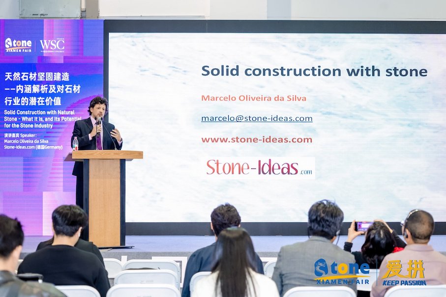 Marcelo de Oliveira von Stone-Ideas.com bei seinem Vortrag auf der Xiamen Stone Fair.