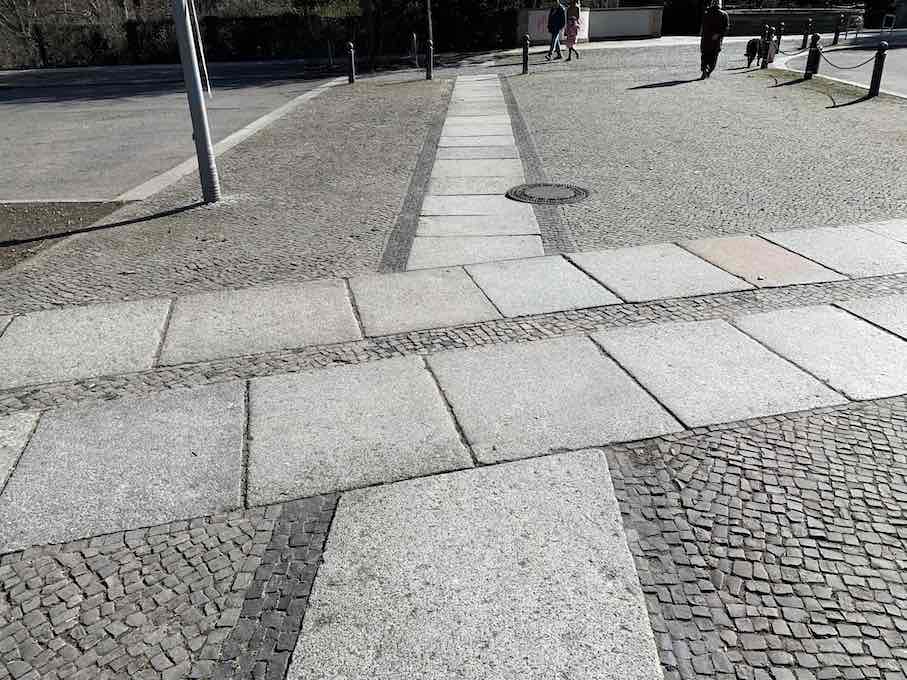 Ein Pflaster gibt einer Straße oder einem Weg ein Erscheinungsbild.