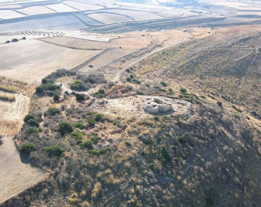 Luftaufnahme der Fundstätte Nuraghe Barru im zentral-südlichen Sardinien. Foto: Lars Heinze