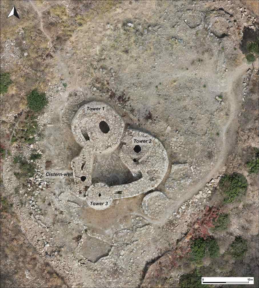 Der nuraghische Komplex Barru mit dem Zisternenbrunnen. Die aus mehreren Türmen bestehende Nuraghe ist von mehrheitlich runden Hütten umgeben. Foto: Amir Ahmadpour and Lars Heinze