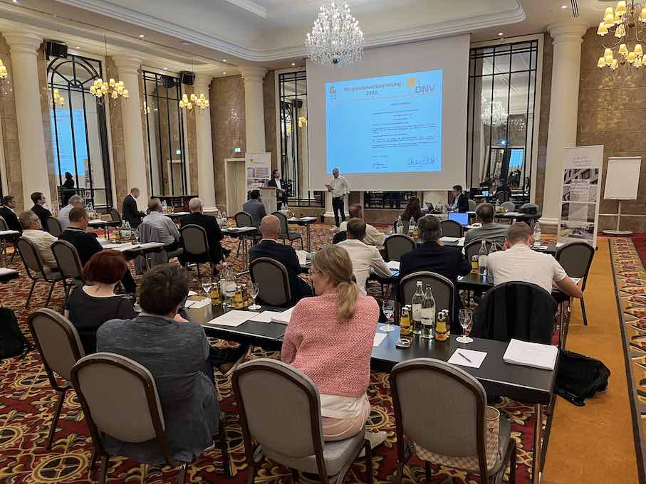 Blick in die DNV-Mitgliederversammlung 2026 im Hotel Titanic in Berlin.