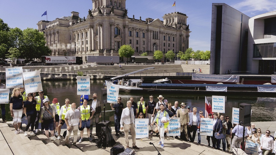 Die Kundgebung des Bundesverbands Mineralische Rohstoffe (MIRO) auf der Spree im Berliner Regierungsviertel.