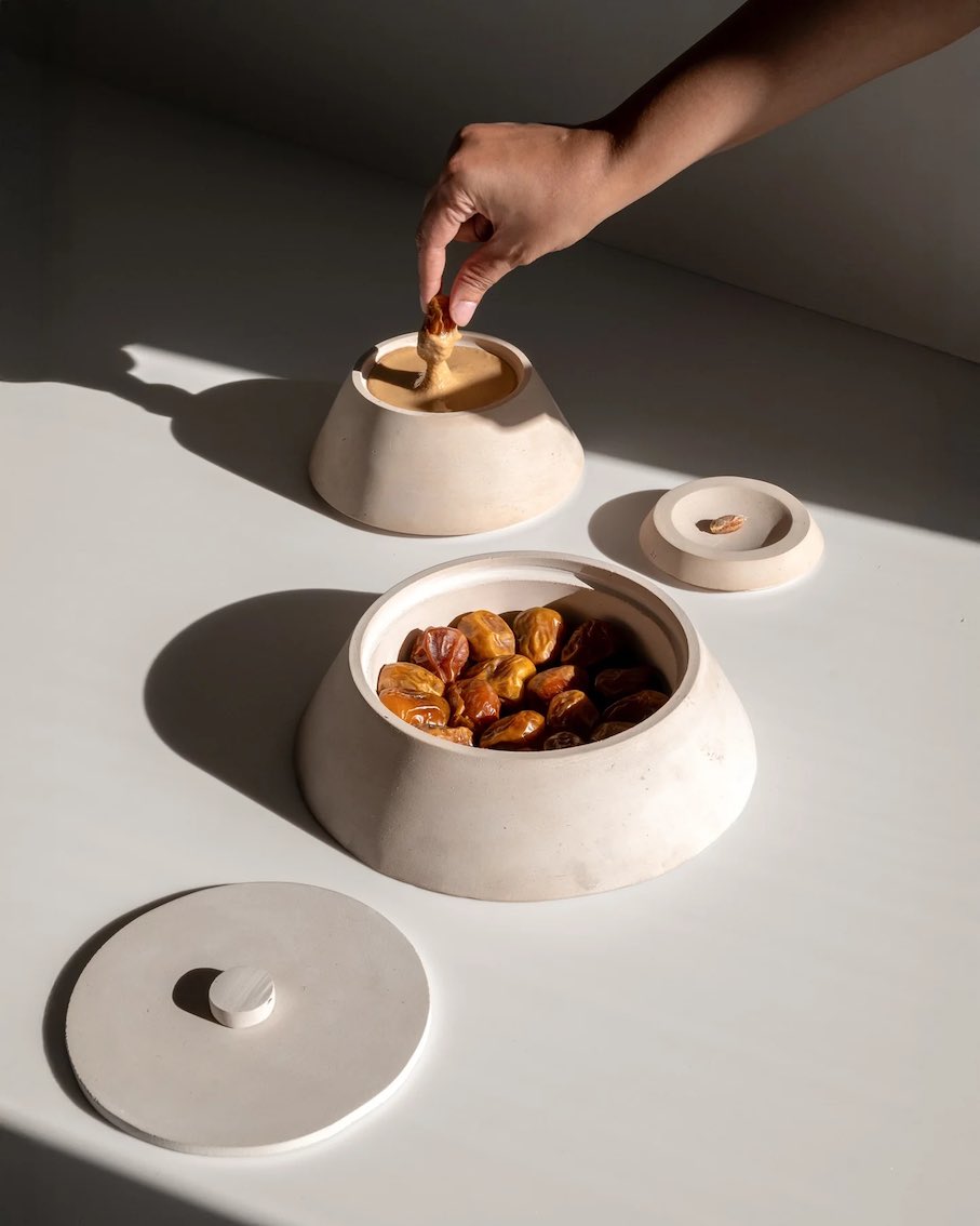 A set for serving dates.
