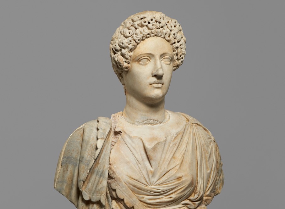 Julia Titi (61–89 n. Chr.), Tochter des Titus. Kopf flavisch, spätes 1. Jh. n. Chr.; Büste 16. Jahrhundert. Marmor; Nasenspitze, Zopfnest und Büste mit Sockel neuzeitlich ergänzt. © KHM-Museumsverband