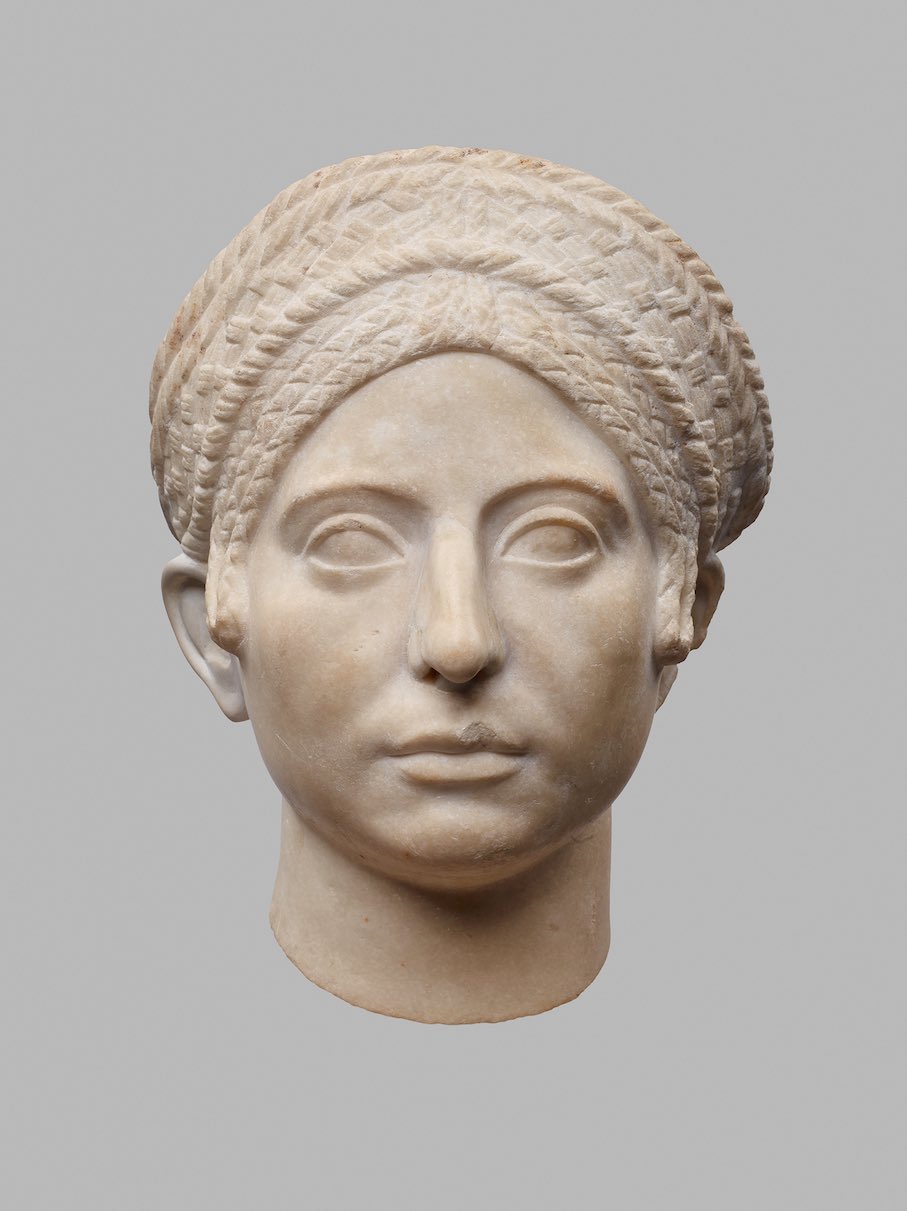 Frau mit kunstvoller Flechtfrisur. Trajanisch-frühhadrianisch, 1. Viertel 2. Jh. / vor 130 n. Chr.
Marmor; Hinterkopf, Nase und rechtes Ohr neuzeitlich ergänzt. © KHM-Museumsverband