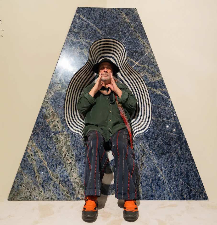 Design: Ron Arad. THE CORNER.